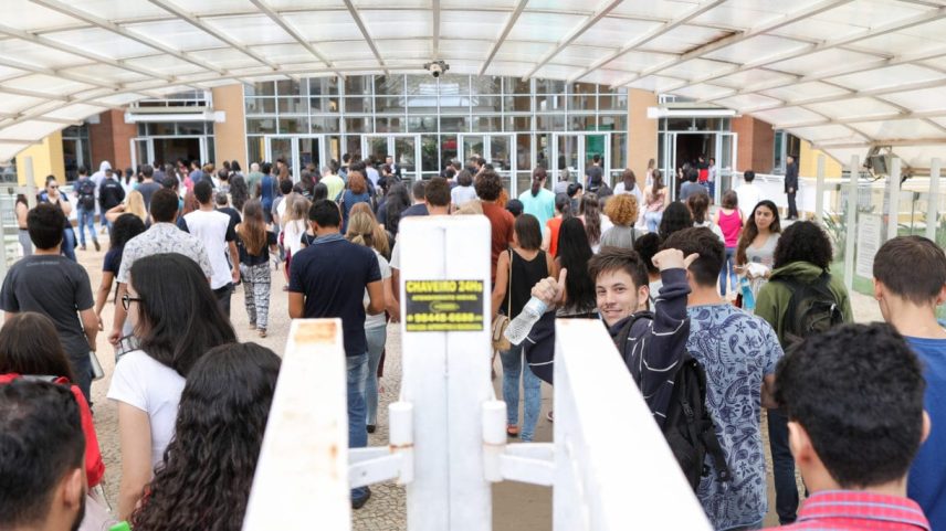 Estudantes entrando em universidade para realização do Enem, o Exame Nacional do Ensino Médio, em instituição privada de Brasília