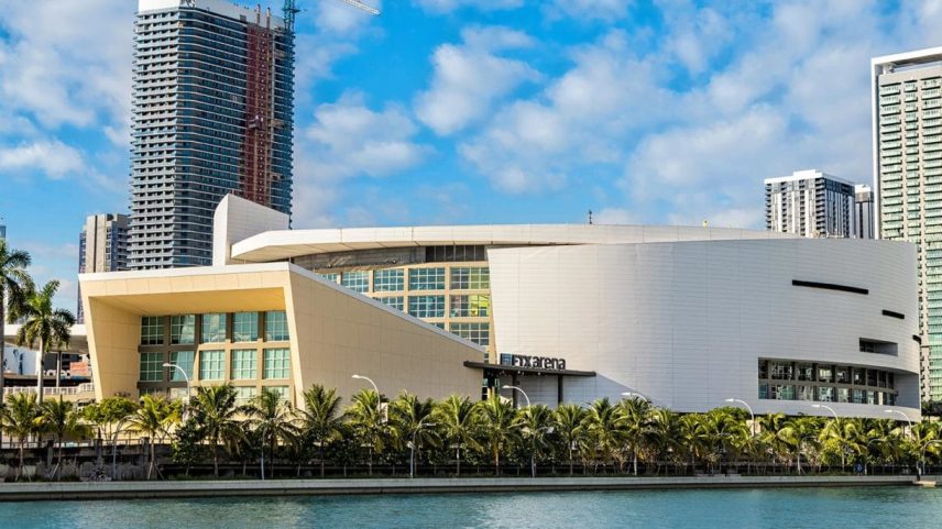 Kaseya Center, ex-FTX Arena: complexo de esportes, cultura e lazer na região central de Miami (Flórida, Estados Unidos) abriga 20 mil espectadores. Foi construído pela brasileira Odebrecht (atualmente Novonor)