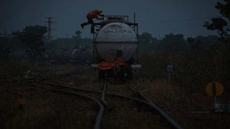 Brasil precisa reconquistar a capacidade de investir, mas é indispensável que as relações entre Estado e empresas sejam confiáveis e transparentes. Na foto, bombeiro apaga incêndio em ferrovia na capital federal, em setembro de 2021 |Sérgio Lima/Poder360 - 21.set.2021