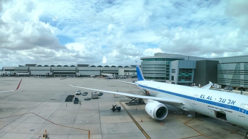 Empresa brasileira atuou na reforma do aeroporto internacional de Miami (foto), uma das maiores obras da cidade. Mas participação de companhias nacionais no mercado global caiu nos últimos anos – foto: Andrés Dallimonti (via Unsplash)
