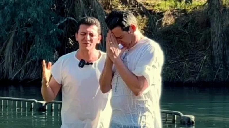 Pastor Junior Oliveira batiza Celso Portiolli no Rio Jordão Foto: Reprodução Instagram