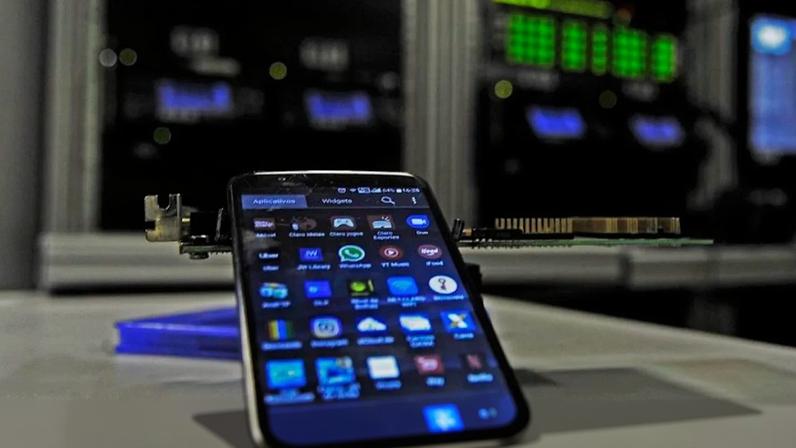 Mercado de telefonia móvel estava dividido em 4 empresas: Oi, Telefônica/Vivo, TIM e Claro. O braço da Oi foi vendido por R$ 15,9 bi para as 3 concorrentes. Na imagem, um smartphone