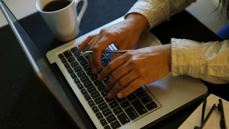 Transações financeiras ficarão ainda mais fáceis nos próximos anos, diz Otavio Damaso, diretor de Regulação do Banco Central; na foto, de um banco de imagens, pessoa usa um notebook