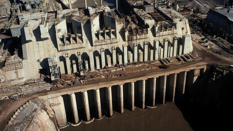 Barragem da Usina Hidrelétrica de Itaipu em construção. Obras começaram em 1975 e a usina passou a produzir energia em 1984