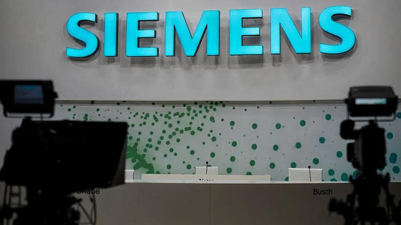 Logo da Siemens em painel de reunião de acionistas na sede da empresa, em Munique. Companhia pagou multas por corrupção em diversos países, e segue como uma das maiores do mundo