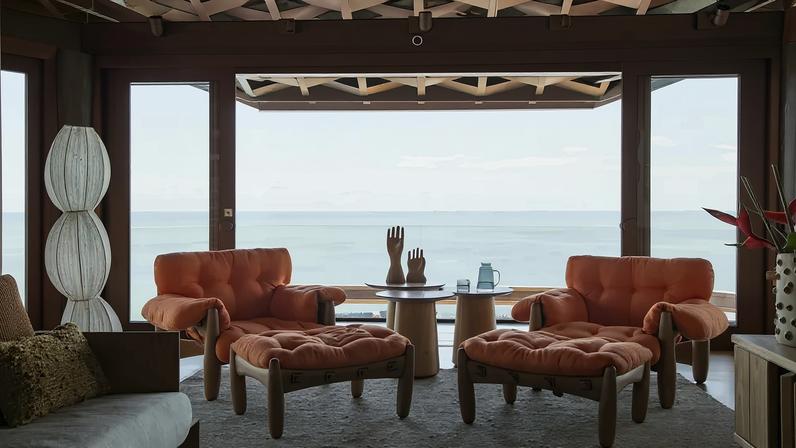 Suspensa sobre a encosta, casa de praia da ganha renovação total assinada pelo arquiteto Felipe Carolo — Foto: Ruy Teixeira
