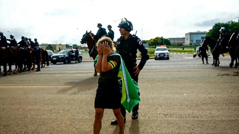 Apoiadora do ex-presidente Jair Bolsonaro chora — Foto: Isabella Finholdt/picture alliance via Getty Images