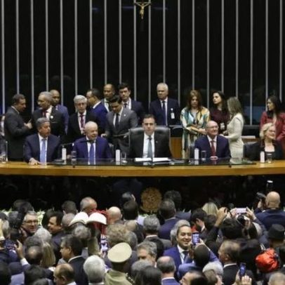 Lula toma posse e defende democracia para sempre