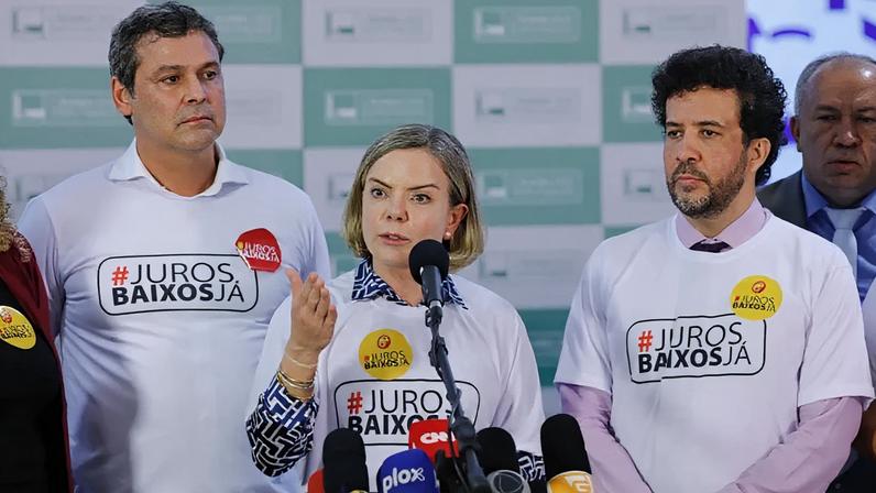 Gleisi Hoffamann em ato em prol da redução dos juros