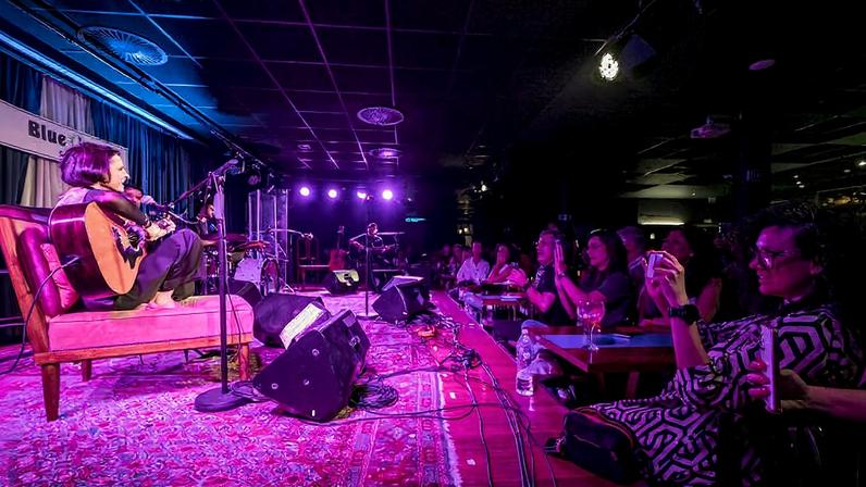 Público assiste de perto ao show da cantora Marina Lima no Blue Note