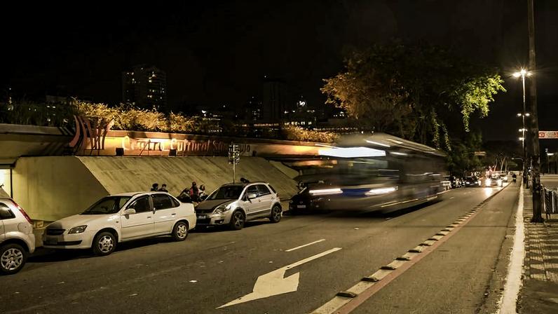 Na avenida Vergueiro, o Centro Cultural São Paulo tem acesso direto ao metrô, além da proximidade com pontos de ônibus
