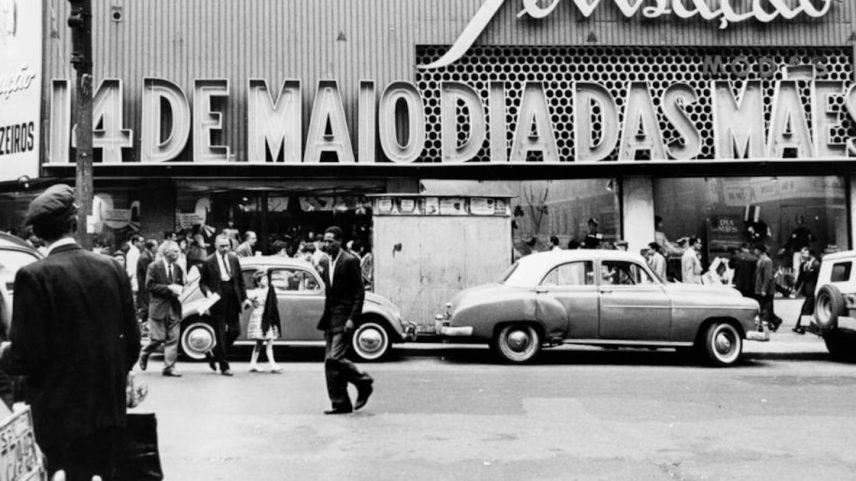 Letreiro em neon na loja Sensação para comemorar o Dia das Mães em 1961.