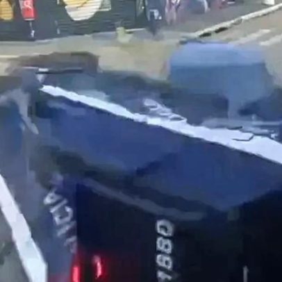 Viatura da Polícia Civil capota após colisão com carro em SP
