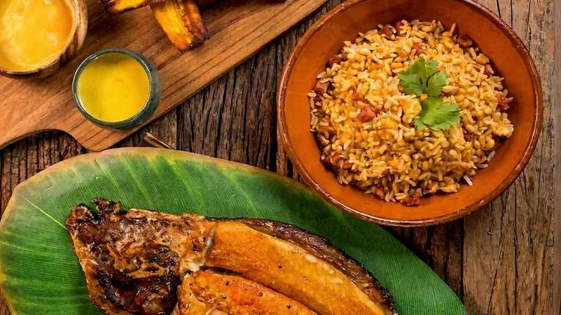 Banda de tambaqui do DaSelva, servida com baião de dois com feijão-manteiguinha, banana-da-terra, vinagrete e molho de pimenta com tucupi