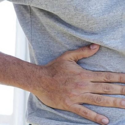 Dor no lado direito da barriga: causas comuns e formas de tratar