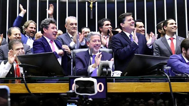 O presidente da Câmara, Arthur Lira (centro), após aprovação em 2 turnos da reforma tributária