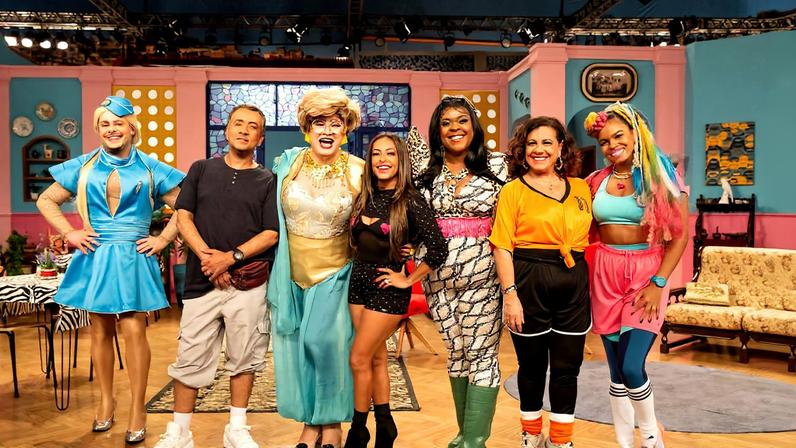 Parte do elenco de 'Vai que Vola' durante gravação