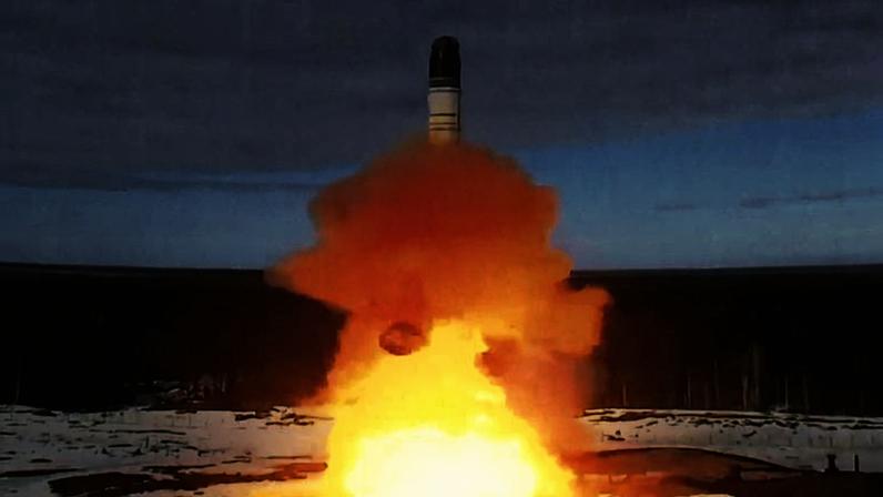 Imagem do primeiro lançamento oficial do Sarmat, míssil nuclear russo, em abril de 2022