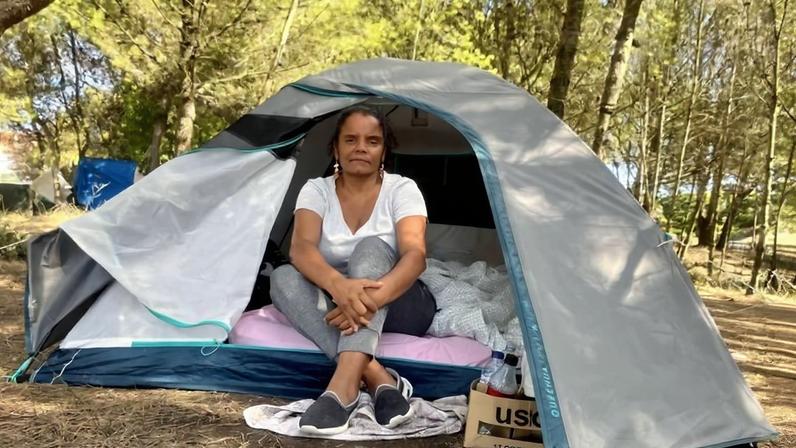 Andreia Costa, 49, posa em barraca montada em terreno baldio arborizado em frente à praia de Carcavelos, na grande Lisboa