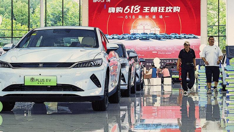 BYD supera Tesla em número de carros vendidos pelo quarto trimestre consecutivo | Concessionária da BYD em Xangai: empresa reduziu a meta de vendas para 2025, em meio à uma guerra de preços na China. (Foto: Qilai Shen/Bloomberg) (Bloomberg/Qilai Shen)