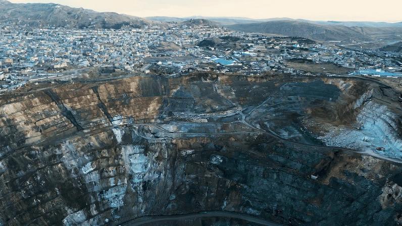 CERRO DE PASCO, Peru — The open-cast crater seems ready to swallow the city whole. Mud-brick houses with corrugated iron roofs teeter on the edge of the massive Raúl Rojas mining pit, now lined with razor wire, which stretches nearly 2 kilometers (1.2 miles) across and is 300 meters, or more than a quarter of a mile, deep. This is the center of Cerro de Pasco, a city in central Peru, sitting at an elevation of more than 4,300 m (14,100 feet) above sea level.