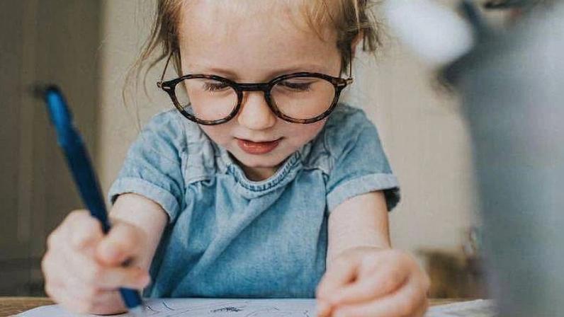 Especialista diz que escrever letras em cursivo, especialmente em comparação com digitar, ativa caminhos neurais específicos que facilitam e otimizam o aprendizado