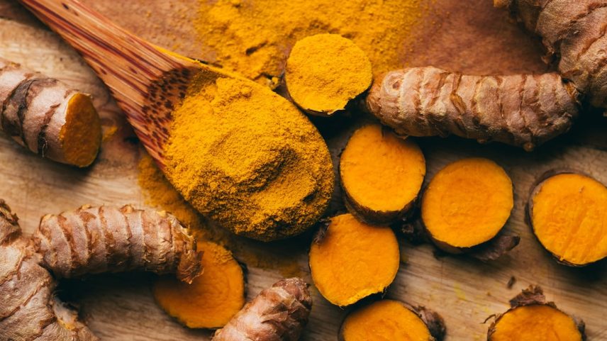 Cúrcuma em vários estados. Foto: Superingo | Adobe Stock