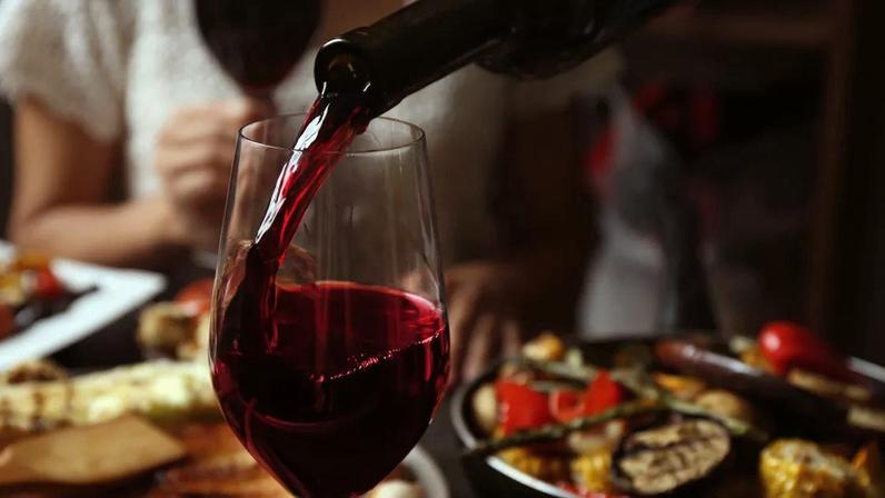 Accorder son vin à son plat peut parfois être périlleux.