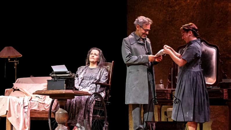 Cena de "O Vazio na Mala", em cartaz no Teatro Sesi-SP