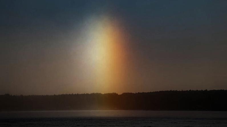 Coluna de moléculas de água congelada refletindo raios solares como um efeito de prisma sobre o gelo que cobre o mar em Sundom, Finlândia, durante temperaturas entre -20 e -25 graus Celsius