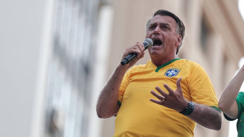 O ex-presidente Jair Bolsonaro discursa em ato com apoiadores na avenida Paulista (Foto: Danilo Verpa - 25.fev.24/Folhapress)