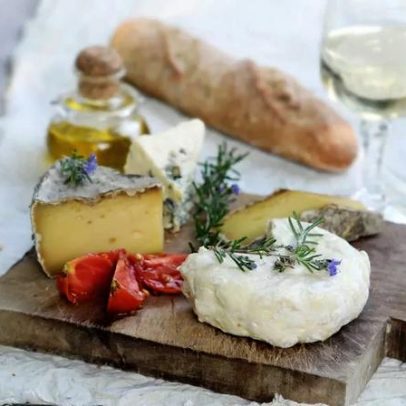 Queijos finos: melhores combinações com Comté, camembert e roquefort