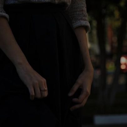 Saia midi preta é tendência para o inverno e como usar