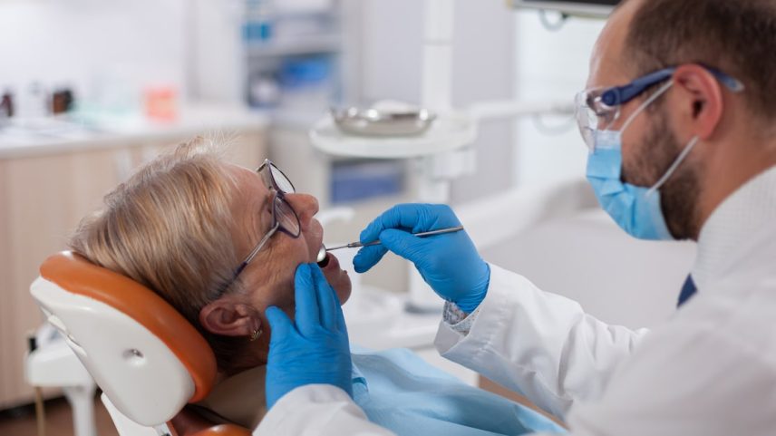 Na nossa boca vivem mais de 700 espécies de bactérias, além de fungos e vírus; não cuidar dessa área corretamente pode ter impactos no corpo inteiro
