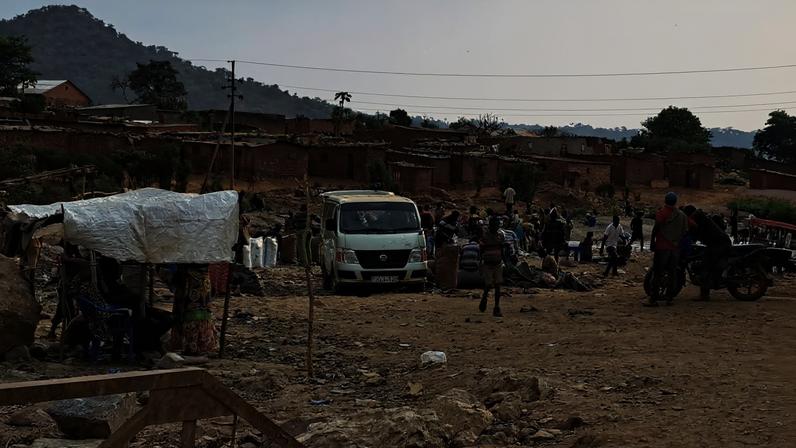 Loading of minerals from artisanal mines in Kakanda