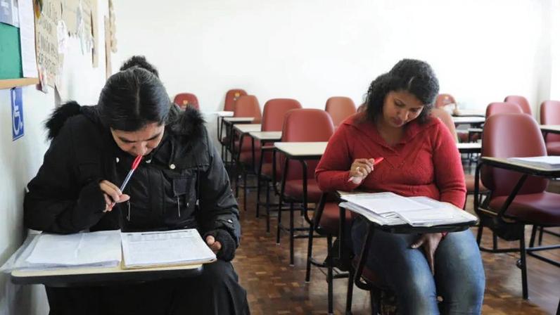 Candidatas em concurso público fazem prova no Paraná: estudos mostram que a exigência de cotas resultou em pequeno aumento de negros aprovados em processos seletivos