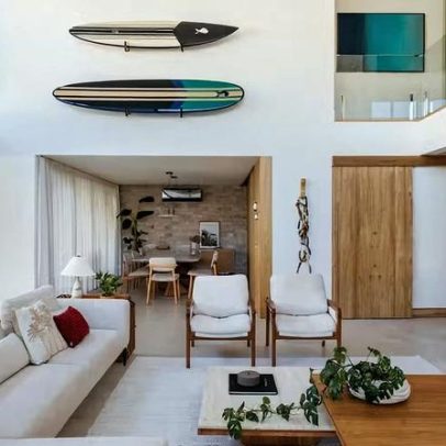 Casa na praia do RJ mescla estilo contemporâneo com rústico-chique