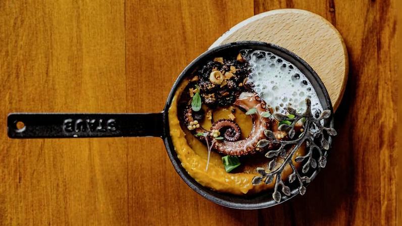 Polvo na brasa com purê de abóbora assada, morcilla e avelã do Animus, em Pinheiros