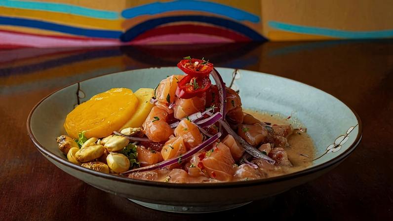Ceviche de salmão do restaurante Riconcito Peruano, em São Paulo