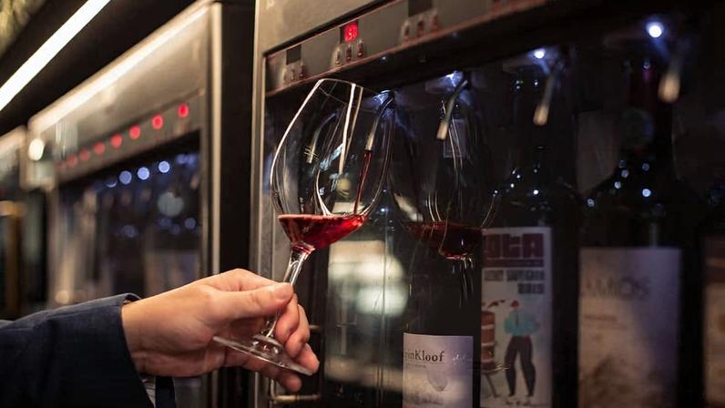 O Bardega tem quase 100 opções de vinho para experimentar. Os clientes pode pegar a taça e escolher na máquina entre doses de 30ml, 60ml e 120ml