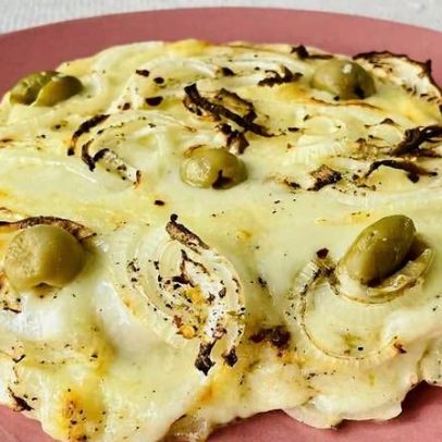 Como preparar a fugazzeta, pizza argentina de queijo e cebola
