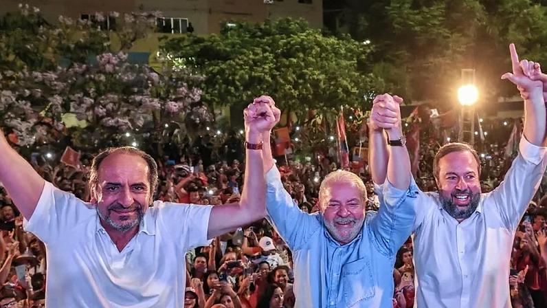 Alexandre Kalil (esq), Lula (centro) e Alexandre Silveira (dir) durante comício em Montes Claros nas eleições de 2022; Kalil era candidato a governador pelo PSD e Silveira, a senador. Ambos perderam