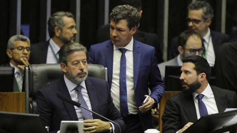 O presidente da Câmara, Arthur Lira (PP-AL), assegurou ao governo que votaria o projeto antes do recesso do Congresso; ao lado de Lira, o relator-geral do PLP 68, deputado Reginaldo Lopes (PT-MG)