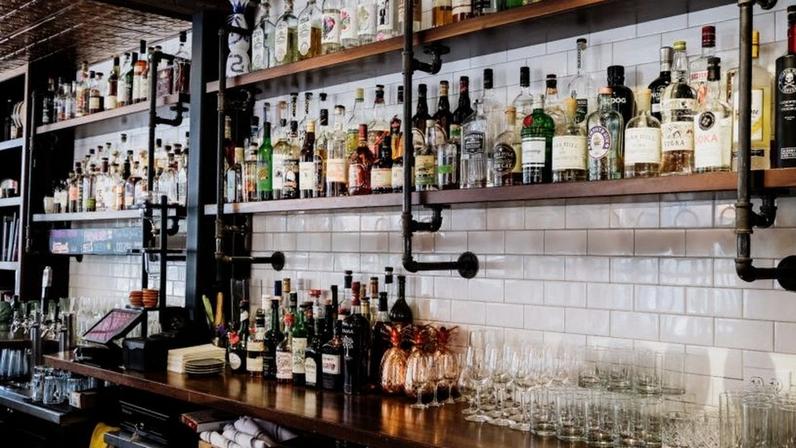 Taxação considera volume e teor alcóolico; na imagem, uma prateleira de bar com bebidas destiladas