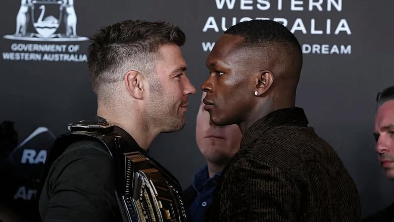 Dricus Du Plessis e Israel Adesanya fazem a encarada na Coletiva de Imprensa para promover o UFC 305. (Foto por Will Russell/Zuffa LLC)