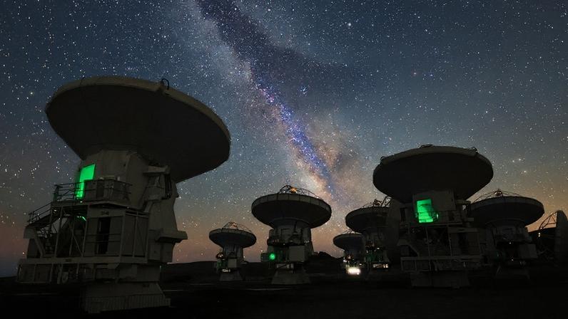 Antenas do Atacama Large Millimeter/submillimeter Array (ALMA), voltadas para a região Sul da nossa galáxia, a Via Láctea, localizadas a uma altitude de 5.000 metros no planalto Chajnantor, no deserto de Atacama (Chile), uma das instalações que fizeram parte do estudo