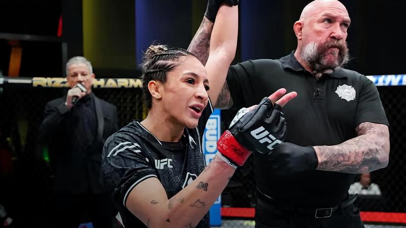 Jaqueline Amorim comemora a vitória no UFC Vegas 88. (Foto por Jeff Bottari/Zuffa LLC)
