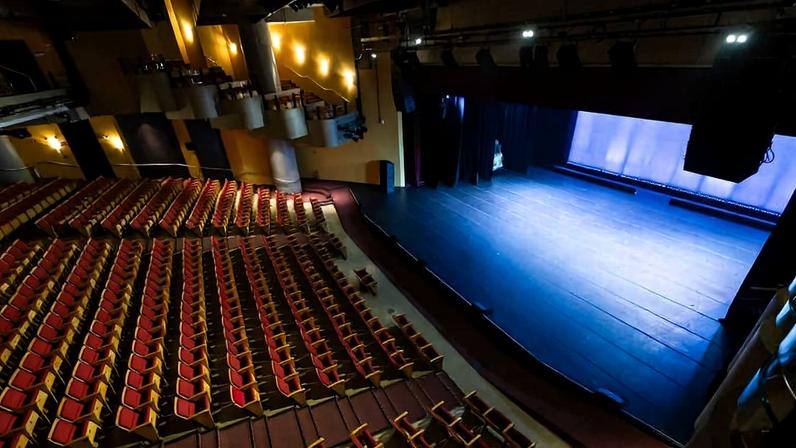 Imagem da parte interna do Teatro Paulo Autran, no Sesc Pinheiros, na região oeste da cidade