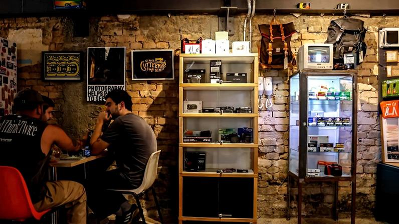 Ambiente do Festival de Filmes Vencidos, cafeteria e loja de fotografia
