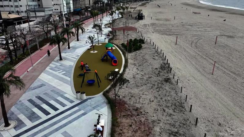 Local teve engorda que atingiu até 70 metros de largura, mas agora passa por novas obras para construção de calçadão e inclusão de faixa de vegetação costeira